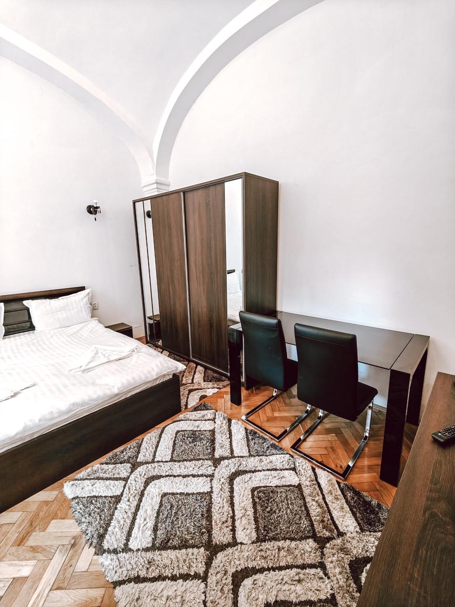Berindei Studio - City Center - Private Parking Cluj-Napoca Exteriör bild