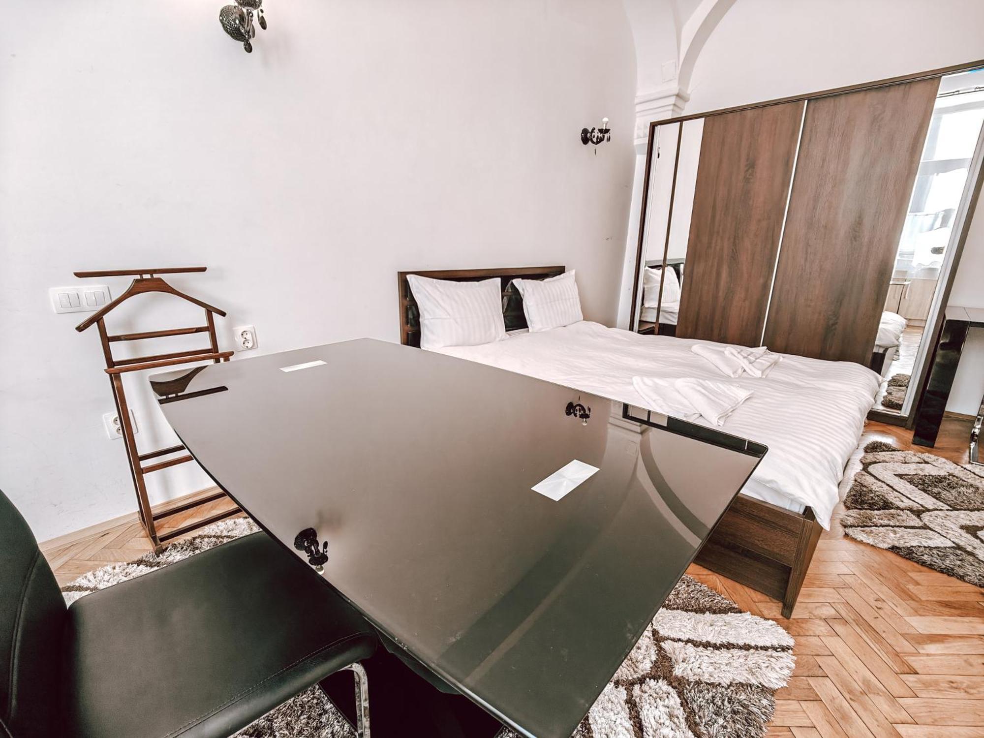 Berindei Studio - City Center - Private Parking Cluj-Napoca Exteriör bild