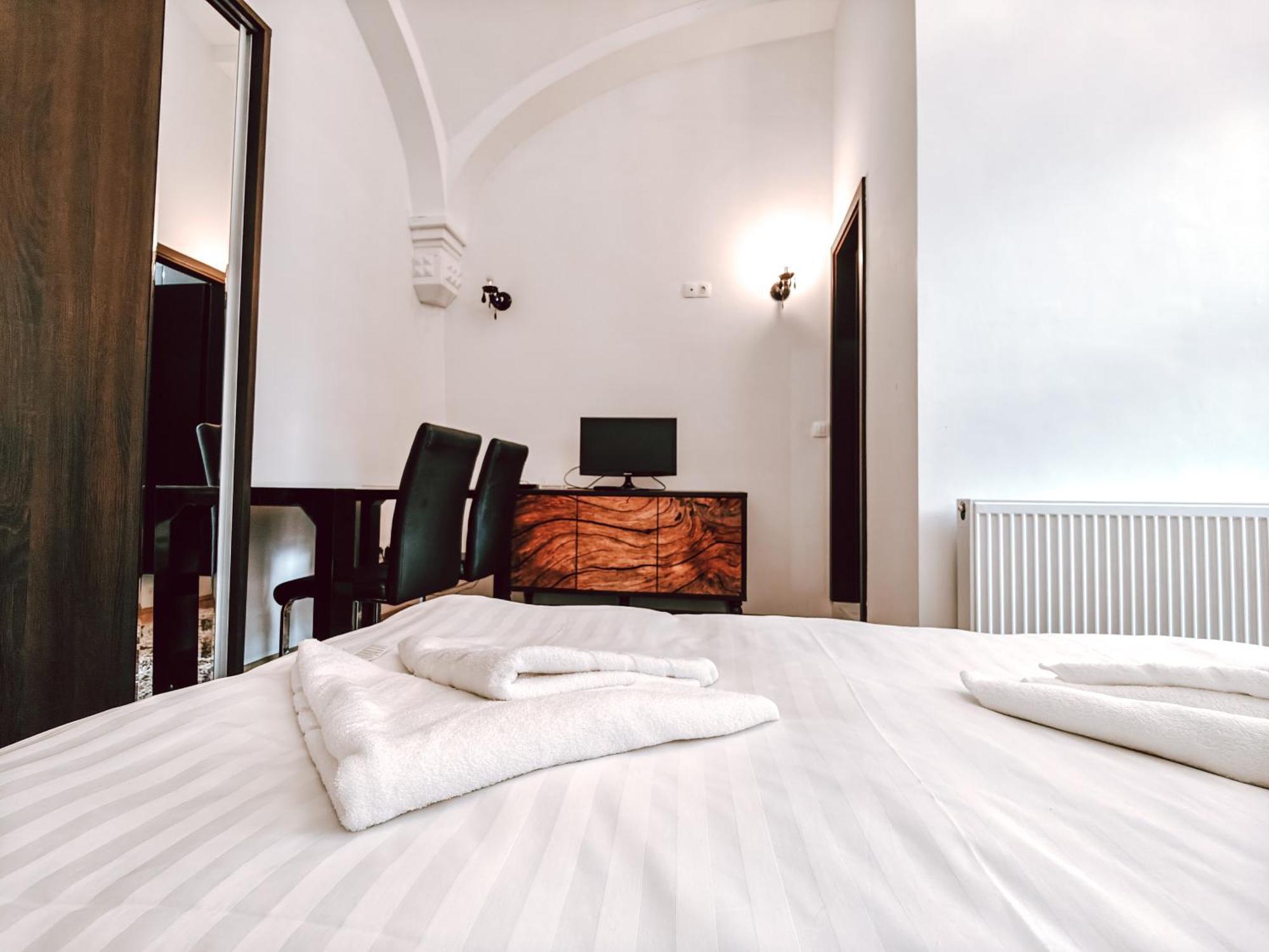 Berindei Studio - City Center - Private Parking Cluj-Napoca Exteriör bild