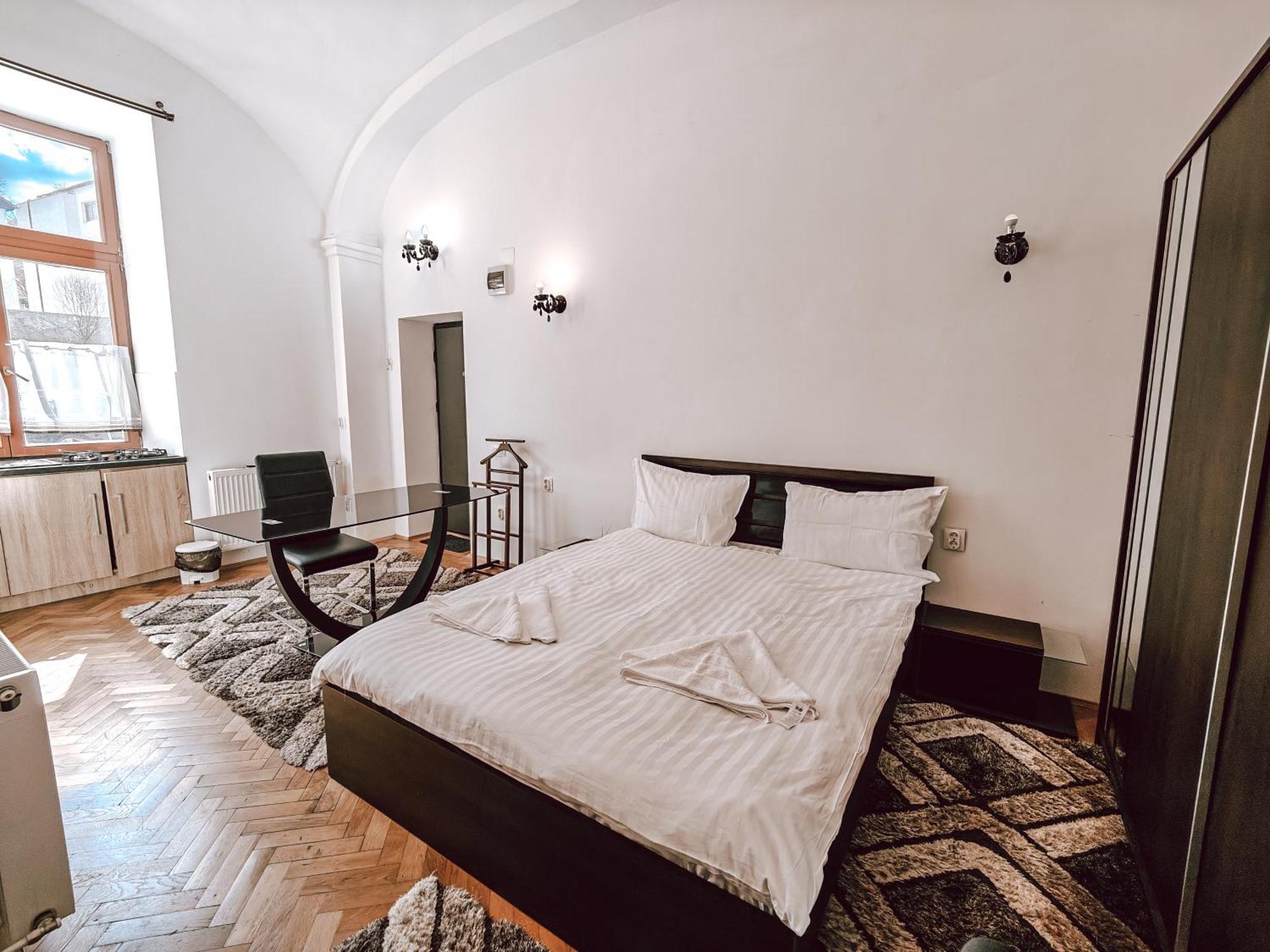 Berindei Studio - City Center - Private Parking Cluj-Napoca Exteriör bild