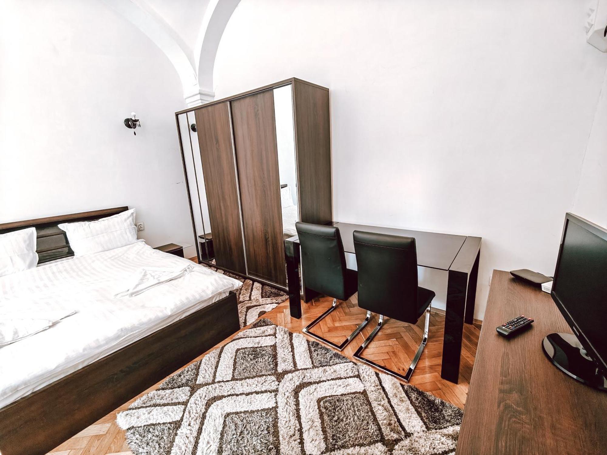 Berindei Studio - City Center - Private Parking Cluj-Napoca Exteriör bild