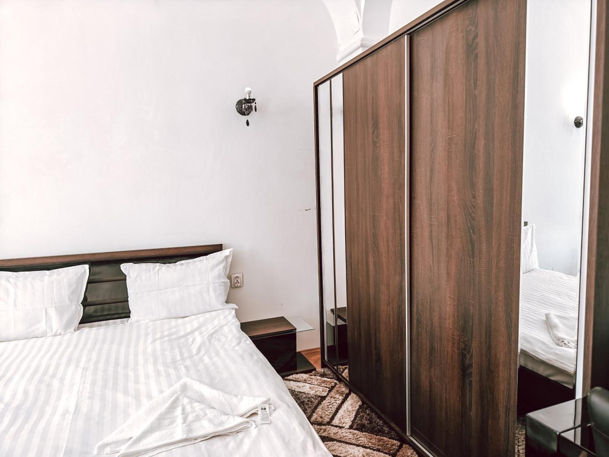 Berindei Studio - City Center - Private Parking Cluj-Napoca Exteriör bild