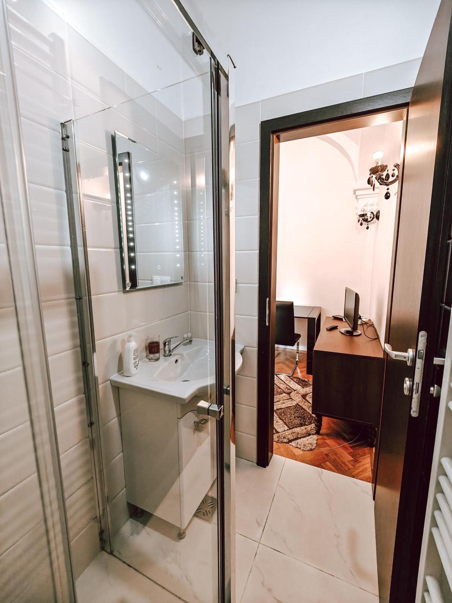 Berindei Studio - City Center - Private Parking Cluj-Napoca Exteriör bild