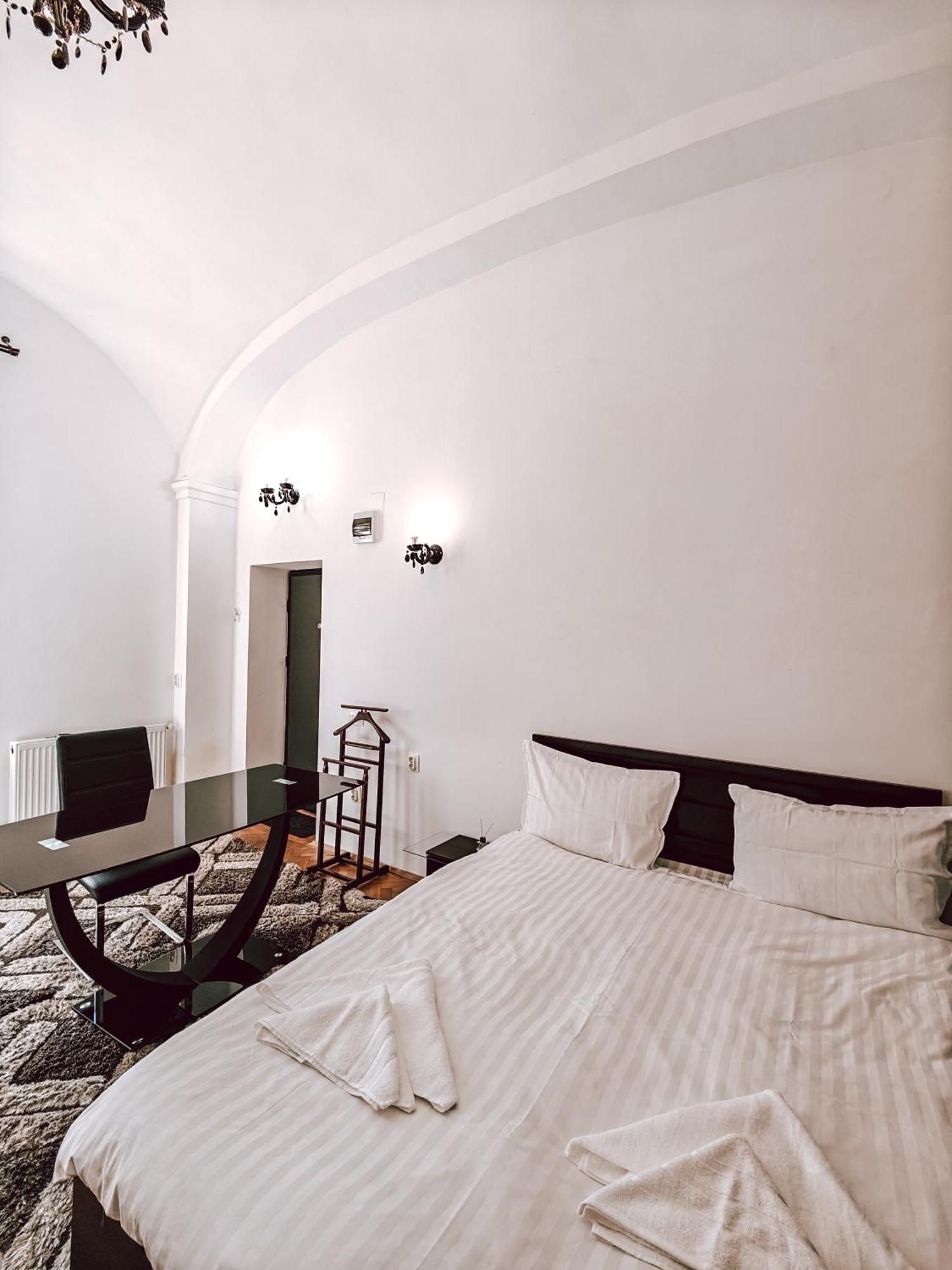 Berindei Studio - City Center - Private Parking Cluj-Napoca Exteriör bild