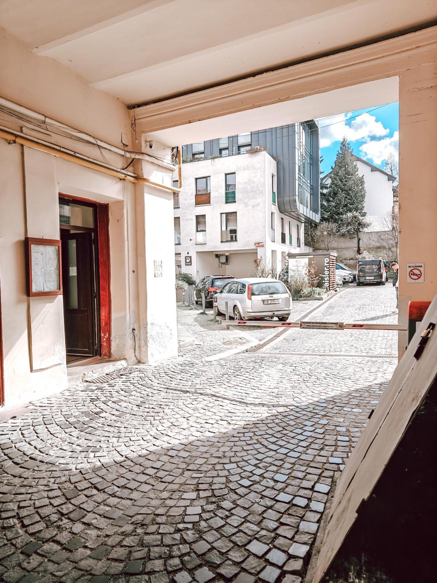 Berindei Studio - City Center - Private Parking Cluj-Napoca Exteriör bild