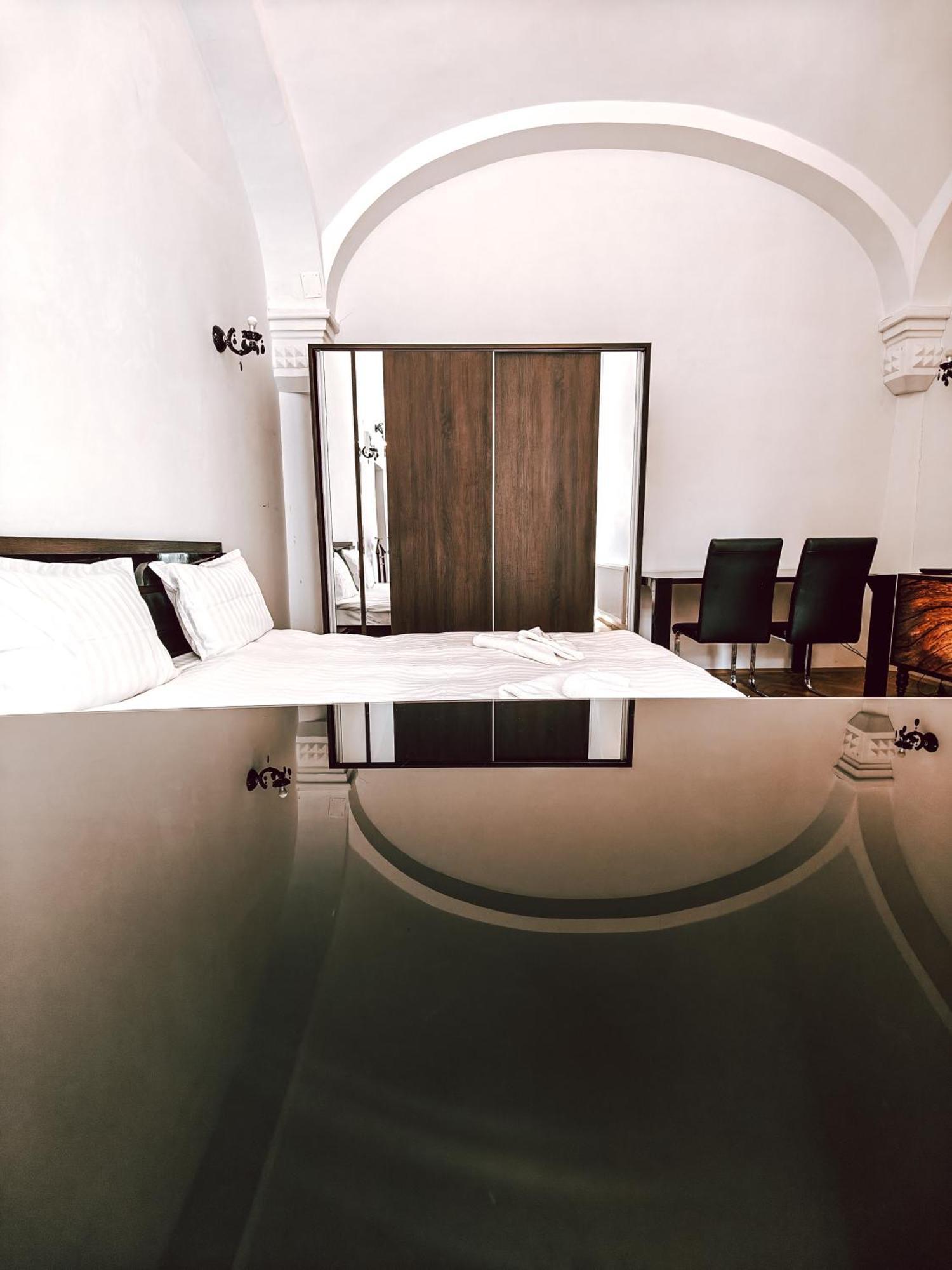 Berindei Studio - City Center - Private Parking Cluj-Napoca Exteriör bild