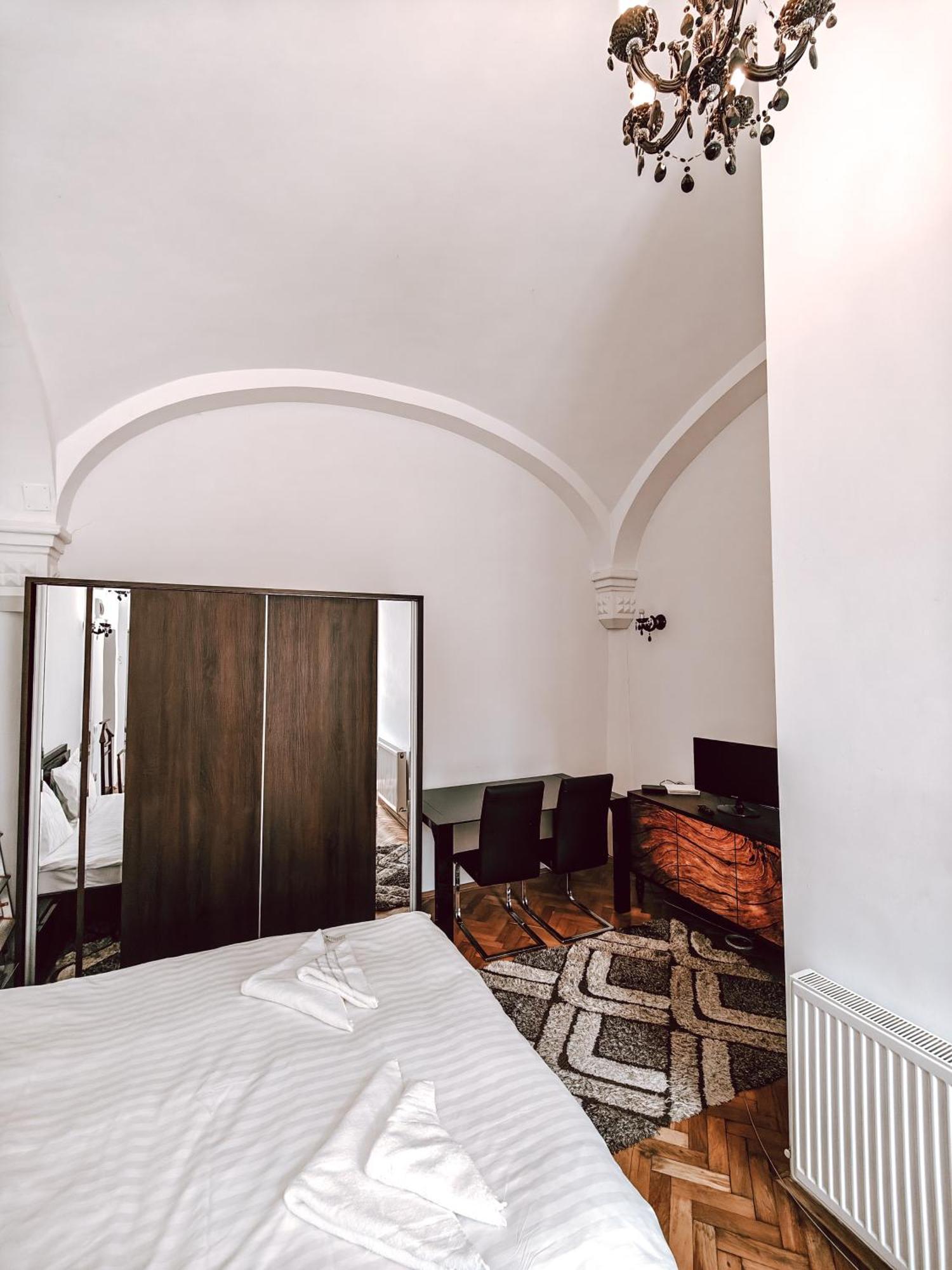 Berindei Studio - City Center - Private Parking Cluj-Napoca Exteriör bild