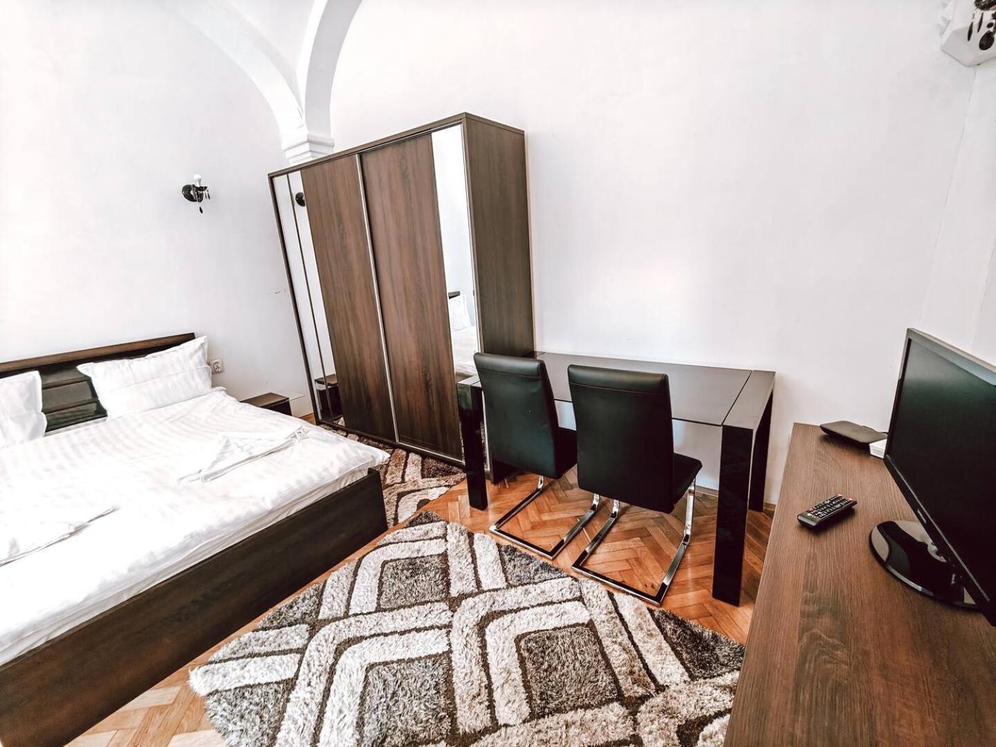 Berindei Studio - City Center - Private Parking Cluj-Napoca Exteriör bild